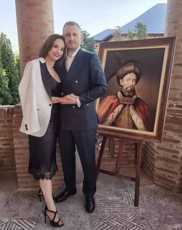 Andreea Marin reacționează la zvonurile despărțirii de Adrian Brâncoveanu: „Îmi pare rău”