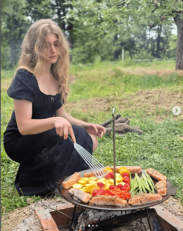 Sofia, fiica lui Dragoș Bucur și a Danei Nălbaru, surprinde din nou: „Surpriză!” în curtea de la țară