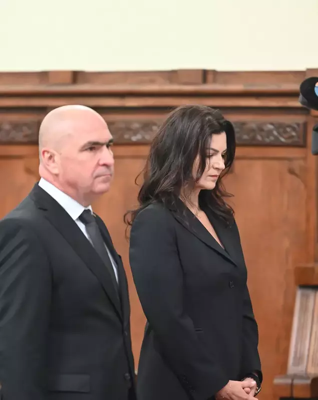 Cu ce se ocupă Ioana, partenera lui Ilie Bolojan: prima apariție oficială lângă premier