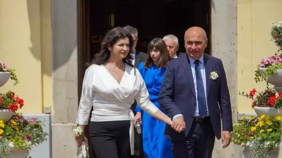 Cu ce se ocupă Ioana, partenera lui Ilie Bolojan: prima apariție oficială lângă premier