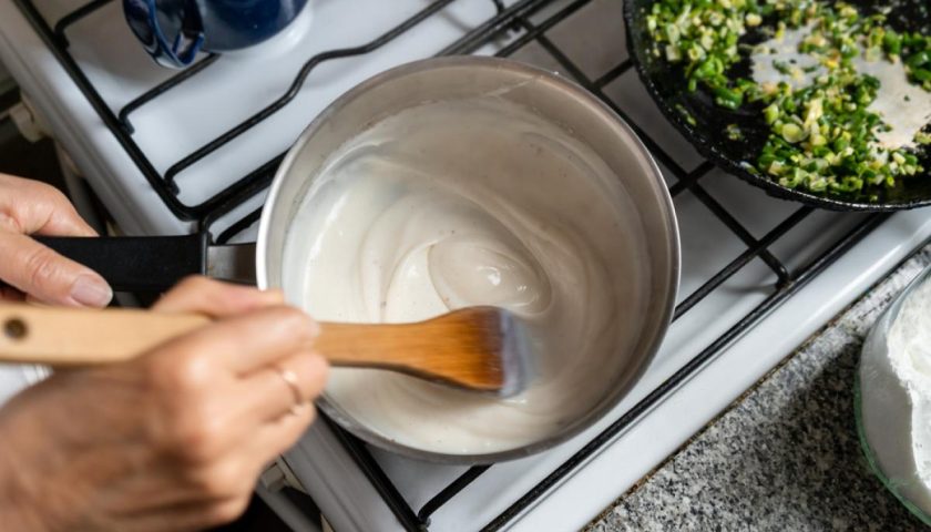 Cum poți îngroșa rapid un sos care refuză să se lege