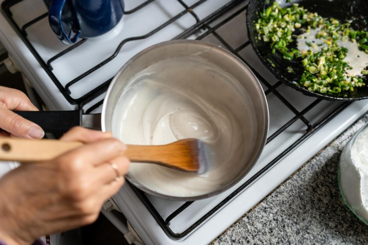 Cum poți îngroșa rapid un sos care refuză să se lege