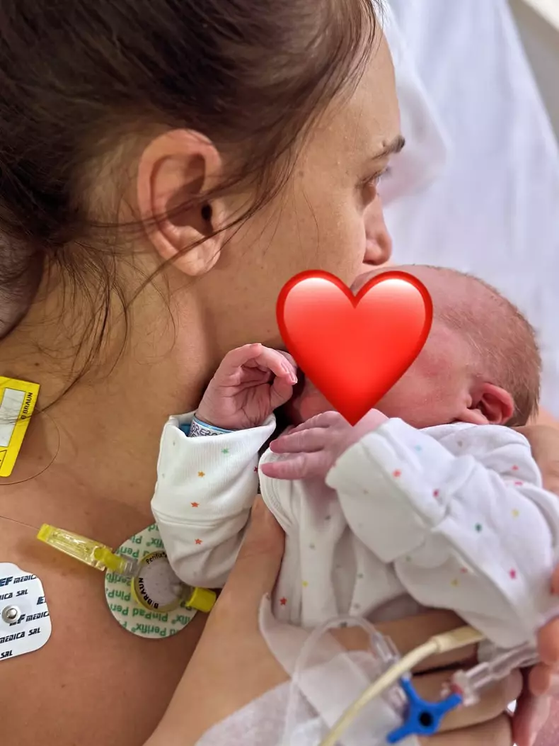 Primele imagini cu băiețelul Ilonei Brezoianu. Actrița a născut, iar soțul ei i-a fost alături în sala de nașteri