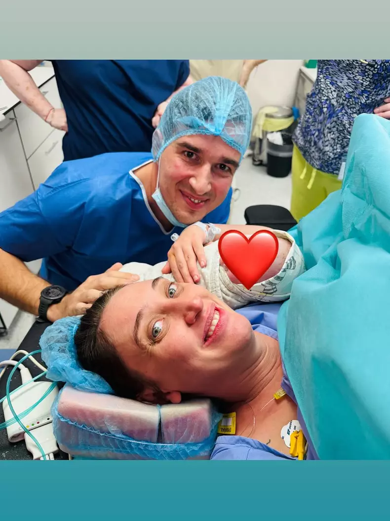 Primele imagini cu băiețelul Ilonei Brezoianu. Actrița a născut, iar soțul ei i-a fost alături în sala de nașteri