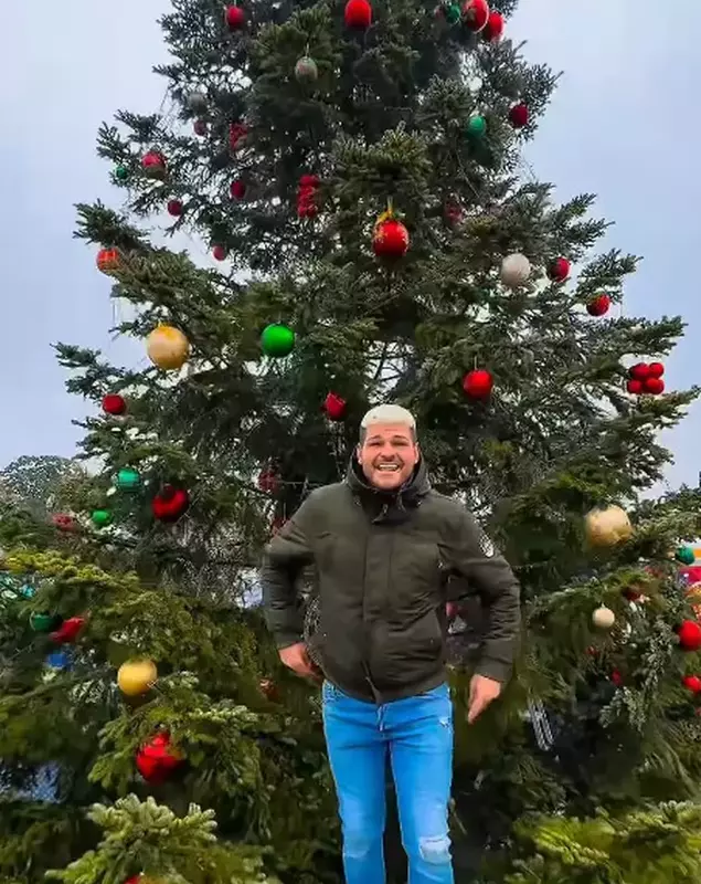 Departe de lumina reflectoarelor, aproape de visul său: Răzvan Botezatu își lansează propriul Târg de Crăciun