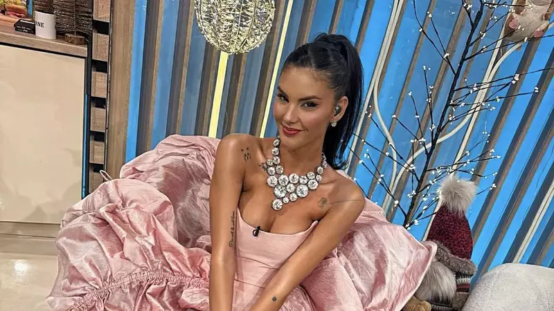 Cum arăta Ramona Olaru înainte de celebritate. Brunetă, cu păr lung și ochelari de vedere