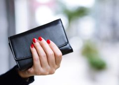 Portofele de damă din piele naturală: ce modele rămân mereu în tendințe