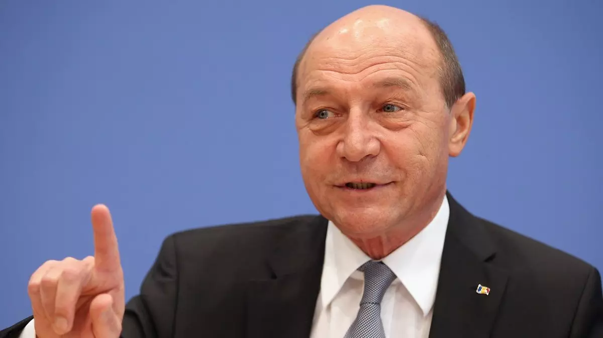 Traian Băsescu îl critică pe Nicușor Dan pentru întârzierea formării Guvernului: „Și-a abandonat rolul de președinte”