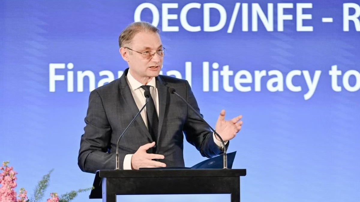 Un diplomat cu experiență la Paris intră în calculele pentru Palatul Victoria. Cine este Luca Niculescu